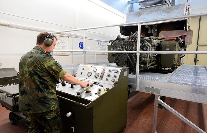 أثناء إصلاح المحركات في المصنع