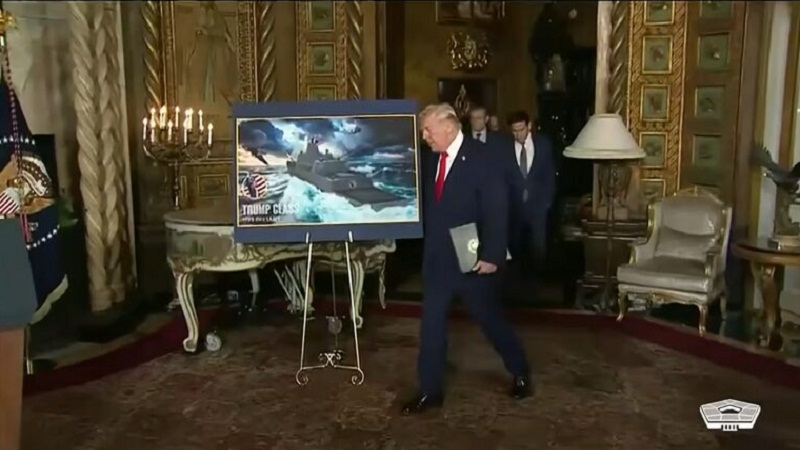 الرئيس الأمريكي دونالد ترامب قبل إعلانه عن بناء غواصات ترامب الجديدة