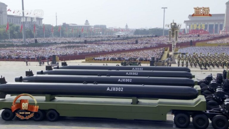 الطائرة المسيرة الكبيرة تحت الماء (XLUUV) AJX002 في استعراض يوم النصر في بكين 