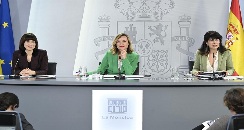 الوزيرات ديانا موران وبيلار أليغريا وآنا ريدوندو في المؤتمر الصحفي الذي أعقب اجتماع مجلس الوزراء