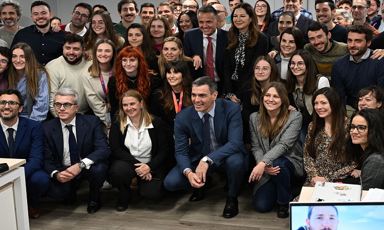 بيدرو سانشيز خلال الزيارة إلى مصنع نوفارتيس