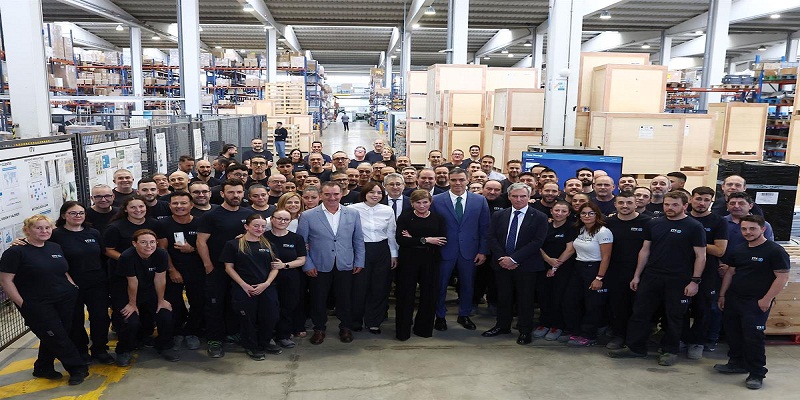 بيدرو سانشيز مع عمال شركة ITV Ice Makers