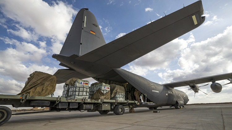 تحميل طائرة من طراز C130J تابعة للقوات الجوية بإمدادات الإغاثة  