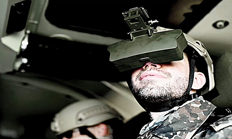 تسمح الشاشة المثبتة على الخوذة لأحد أفراد الطاقم داخل السيارة برؤية الدرع فعليًا 