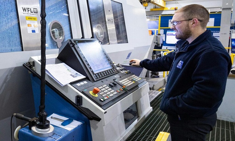 تقوم شركة رولز رويس بتطوير وإنتاج وصيانة جميع المفاعلات النووية لأسطول الغواصات التابع للبحرية الملكية البريطانية