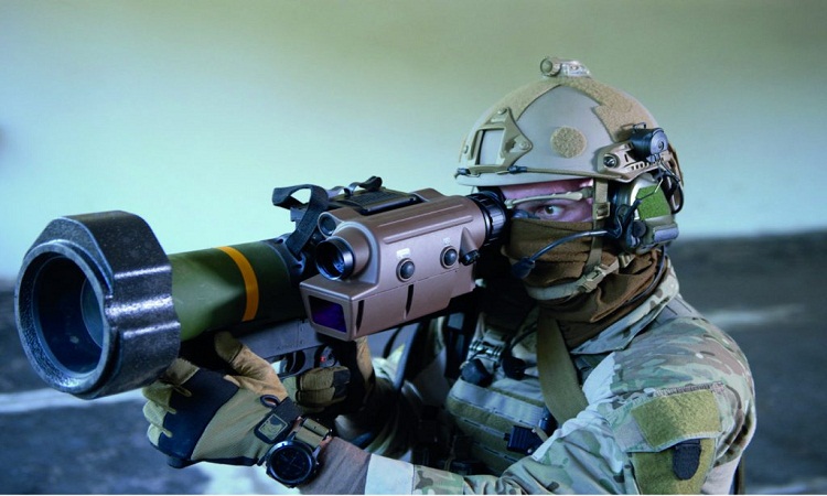 جندي يحمل سلاحًا عيار 90 ملمًا ومنظارًا للتحكم في النيران من طراز Dynahawk