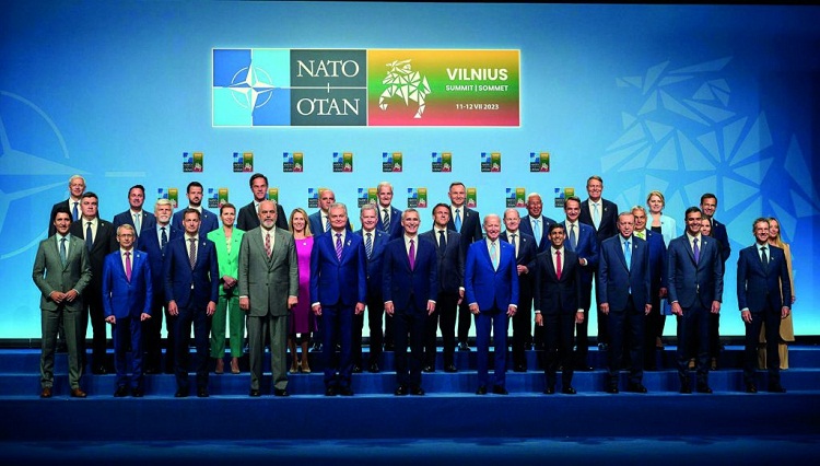 رؤساء دول وحكومات الدول الأعضاء في الناتو والأمين العام ينس ستولتنبرغ في قمة الناتو في فيلنيوس