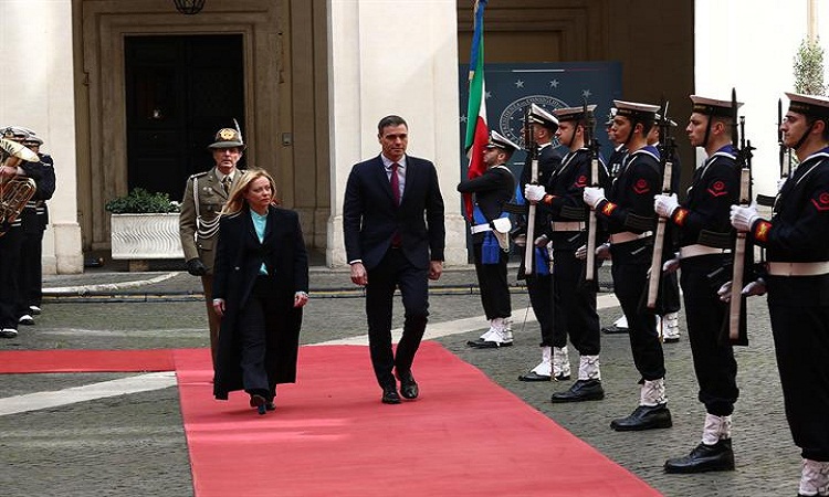 رئيس الحكومة ، بيدرو سانشيز ، ورئيس الوزراء الإيطالي ، جيورجيا ميلوني ، في قصر شيغي في روما