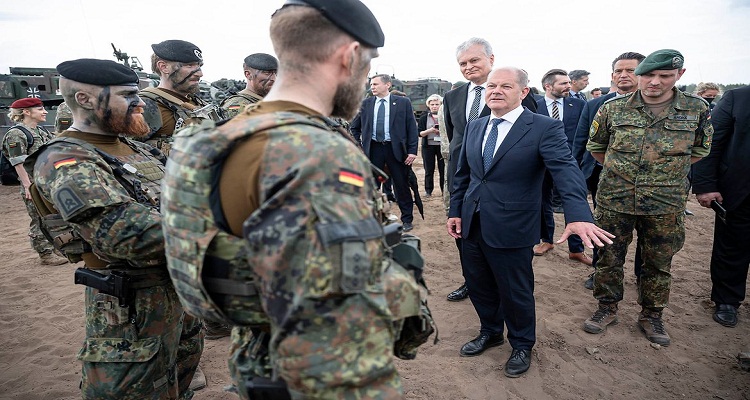 زار المستشار أولاف شولتز الجنود الألمان من مجموعة القتال eFP التابعة للناتو في قاعدة