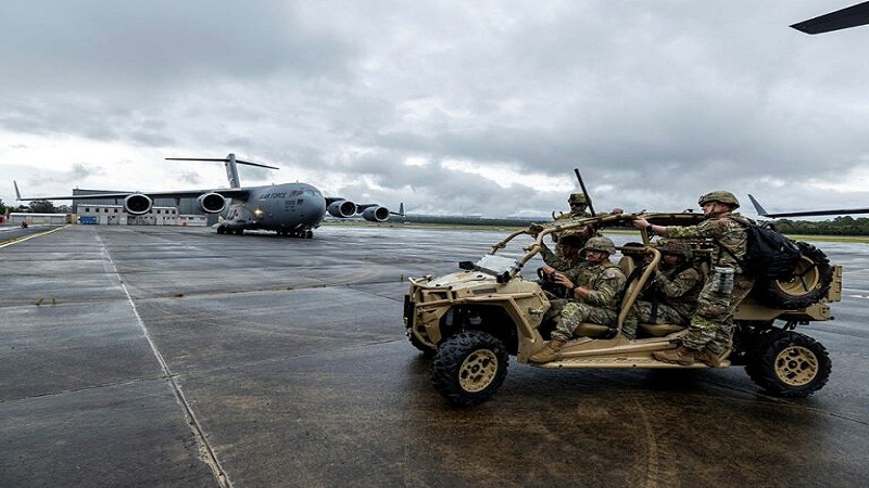 مركبة MRZR تابعة للجيش الأمريكي تخرج من طائرة نقل عسكرية من طراز C-17 غلوب ماستر