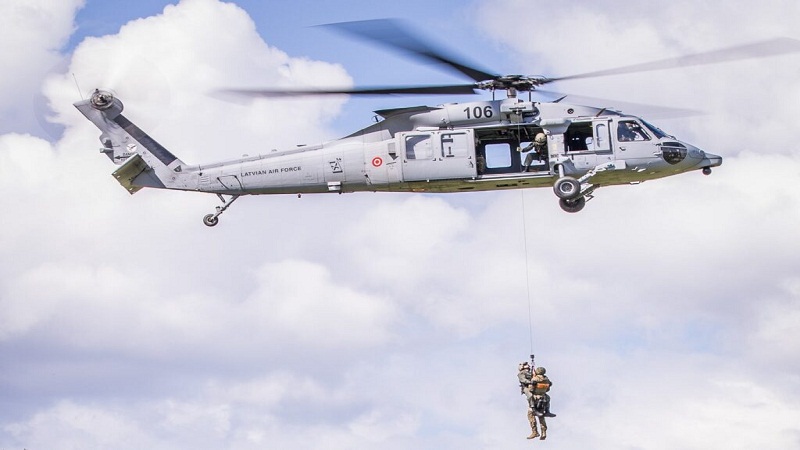 مروحية نقل متوسطة من طراز UH-60 بلاك هوك تابعة لسلاح الجو اللاتفي تنشر رافعة الكابلات