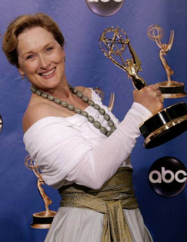 ميريل ستريب تقف مع سلسلة Emmy Award for the Angels in America