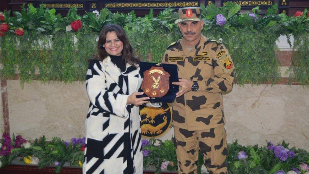 زيارة وزيرة الهجرة لقيادة قوات الصاعقة المصرية 