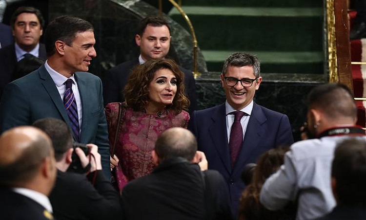 ، بيدرو سانشيز مع وزيرة المالية والإدارة العامة - ماريا خيسوس مونتيرو ، ووزير الرئاسة - فيليكس بولانيوس