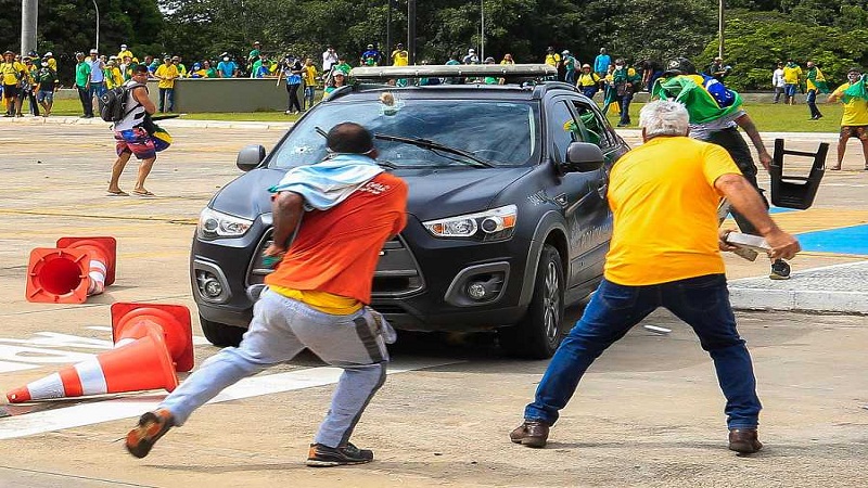 أنصار بولسونارو يهاجمون سيارة للشرطة العسكرية خارج القصر الرئاسي. وكالة فرانس برس سيرجيو ليما - وكالة الصحافة الفرنسية