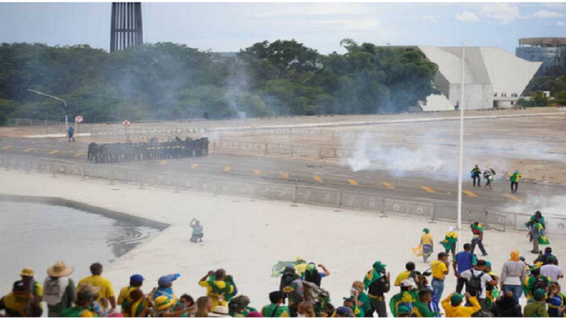 أنصار بولسونارو يواجهون الشرطة خارج الكونغرس الوطني في برازيليا. تصوير- ادريانو ماتشادو - رويترز