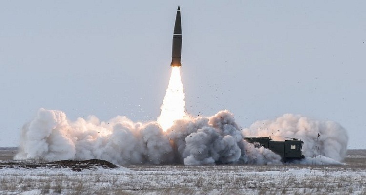 إطلاق نظام الصواريخ الباليستية Iskander-M في ميدان إطلاق النار Kapustin Yar في منطقة أستراخان