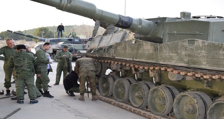 استعدادًا لتسليم ست دبابات قتال رئيسية Leopard 2 A4 ، قامت إسبانيا بتدريب 55 جنديًا على التشغيل والإصلاح