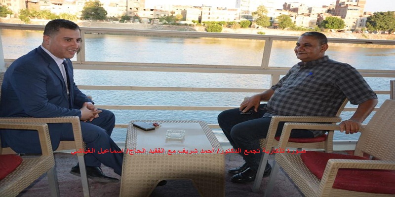 صورة تذكارية تجمع الدكتور أحمد شريف مع الفقيد الحاج اسماعيل الغباشي