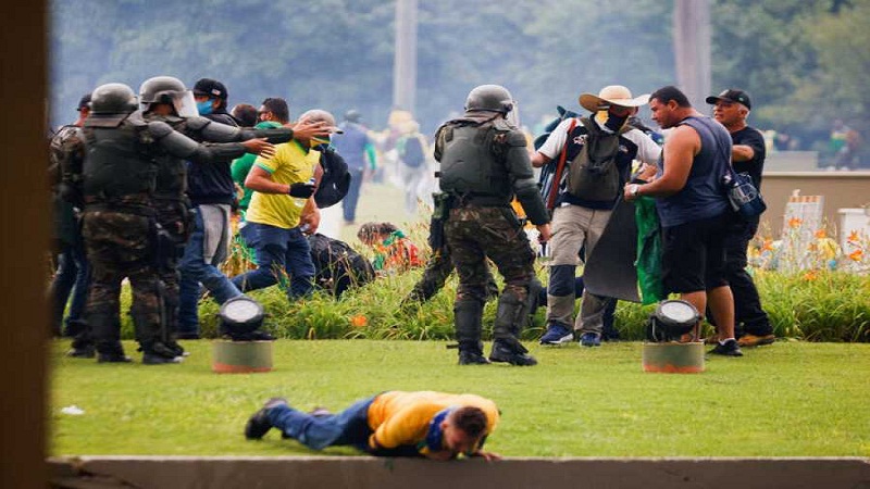 ضباط الشرطة يحاولون منع أنصار بولسونارو من الوصول إلى المؤتمر الوطني - رويترز - أدريانو ماتشادو