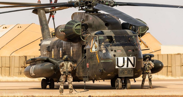 طائرة هليكوبتر نقل من طراز Bundeswehr Sikorsky CH-53G في مهمة للأمم المتحدة في مطار غاو