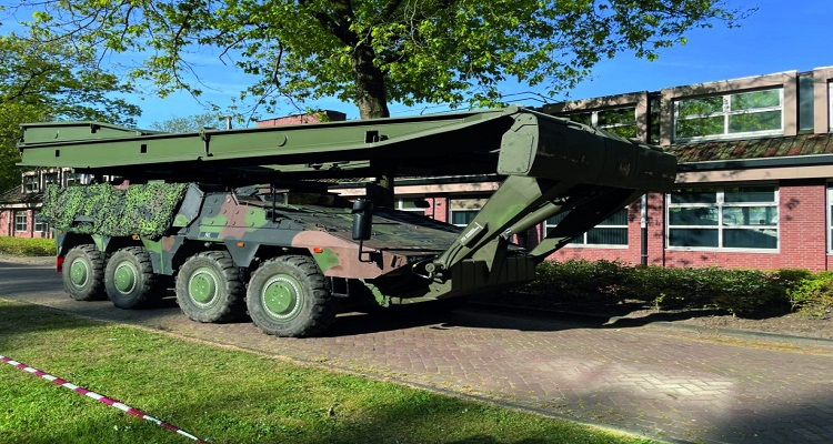 كوبرا أون بوكسر- يمكن ربط الكوبرا بمرونة بالمركبات القتالية التي تم تقديمها بالفعل مثل Boxer