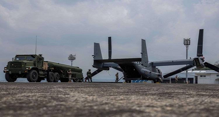مشاة البحرية الأمريكية تزود طائرة نقل بيل بوينج CV-22 Osprey tiltrotor بالوقود في مطار خليج سوبيك في لوزون أثناء تمرين باليكاتان