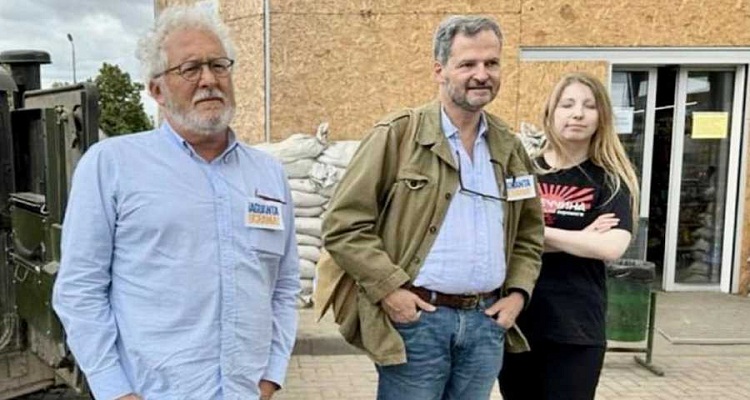 من اليسار إلى اليمين هيكتور أباد وسيرجيو جاراميلو وفيكتوريا أميلينا