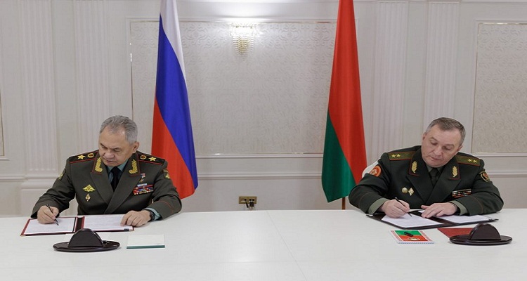 وزير الدفاع الروسي سيرجي شويغو ونظيره البيلاروسي فيكتور خرينين يوقعان اتفاقية حول تمركز أسلحة نووية روسية في بيلاروسيا