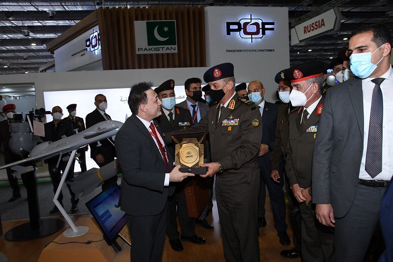 وزير الدفاع يتسلم درع احد الشركات العارضة