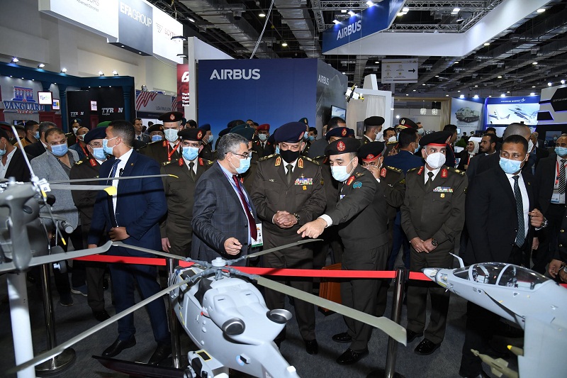 وزير الدفاع يستمع لشرح على الطيارات