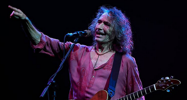 يختتم روب إنييستا جولة Ahora en cuando في مدريد بعد أكثر من 50 حفلة موسيقية