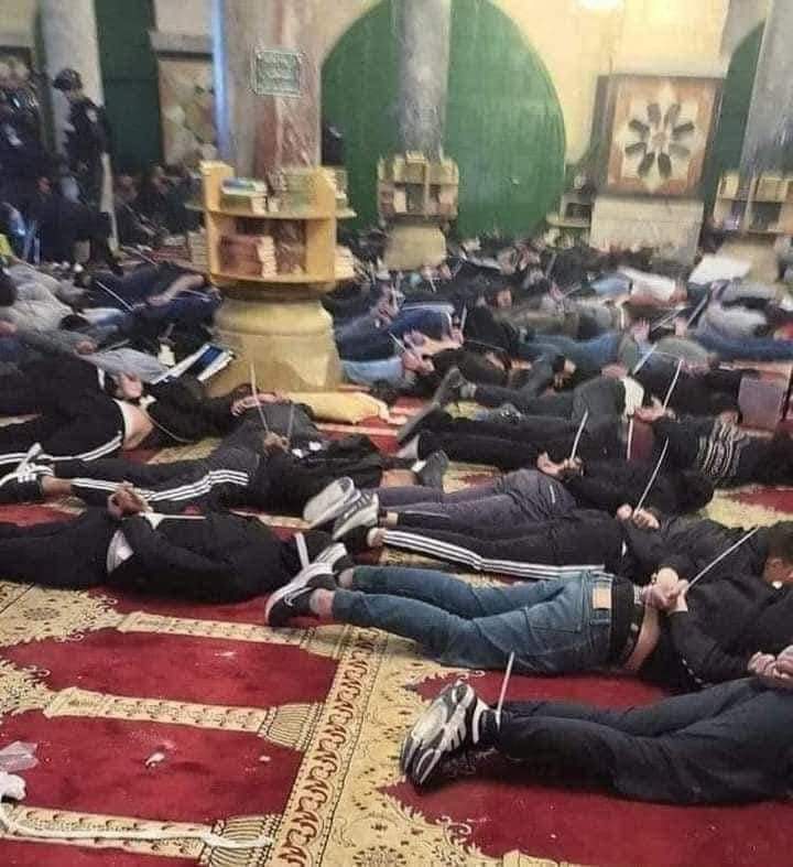 التنكيل بالمصلين 