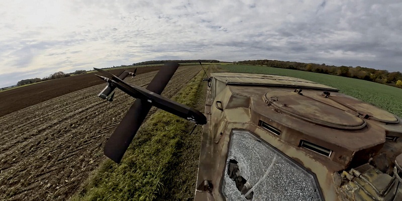 HX-2 عند الاقتراب: الذخيرة المتسكعة قبل وقت قصير من الاصطدام بالهدف الوهمي في ميدان الاختبار