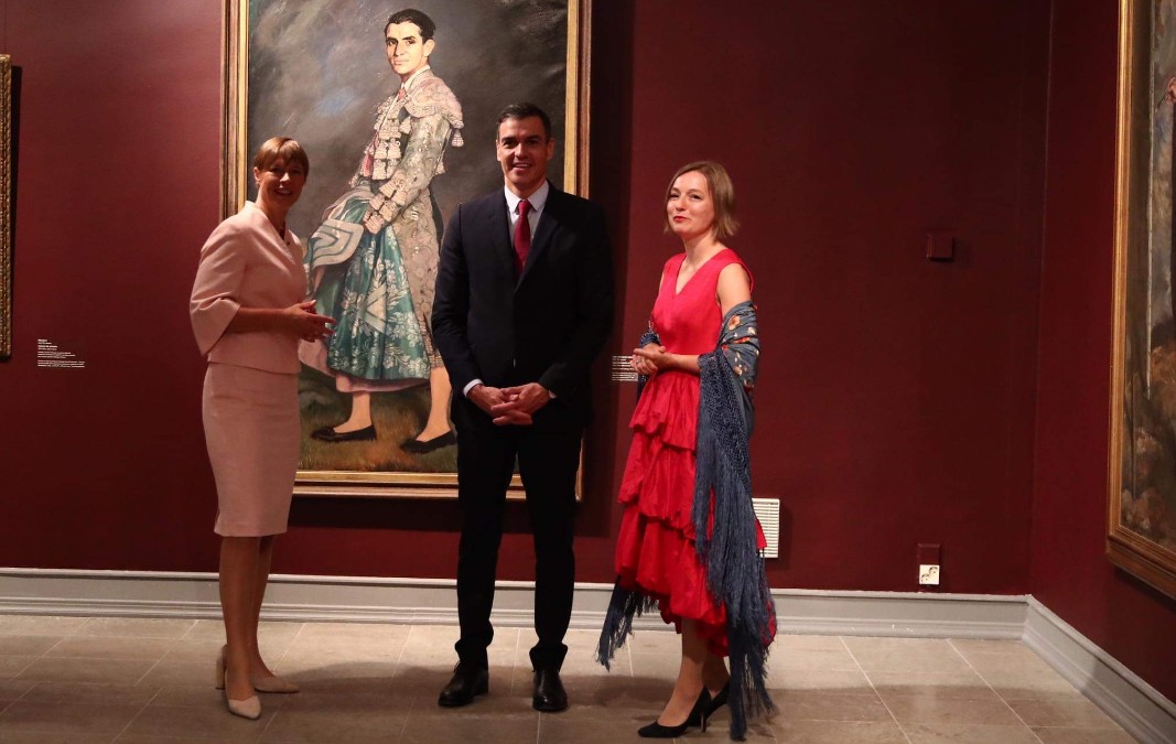 رئيس وزراء إسبانيا مع رئيسة استونيا