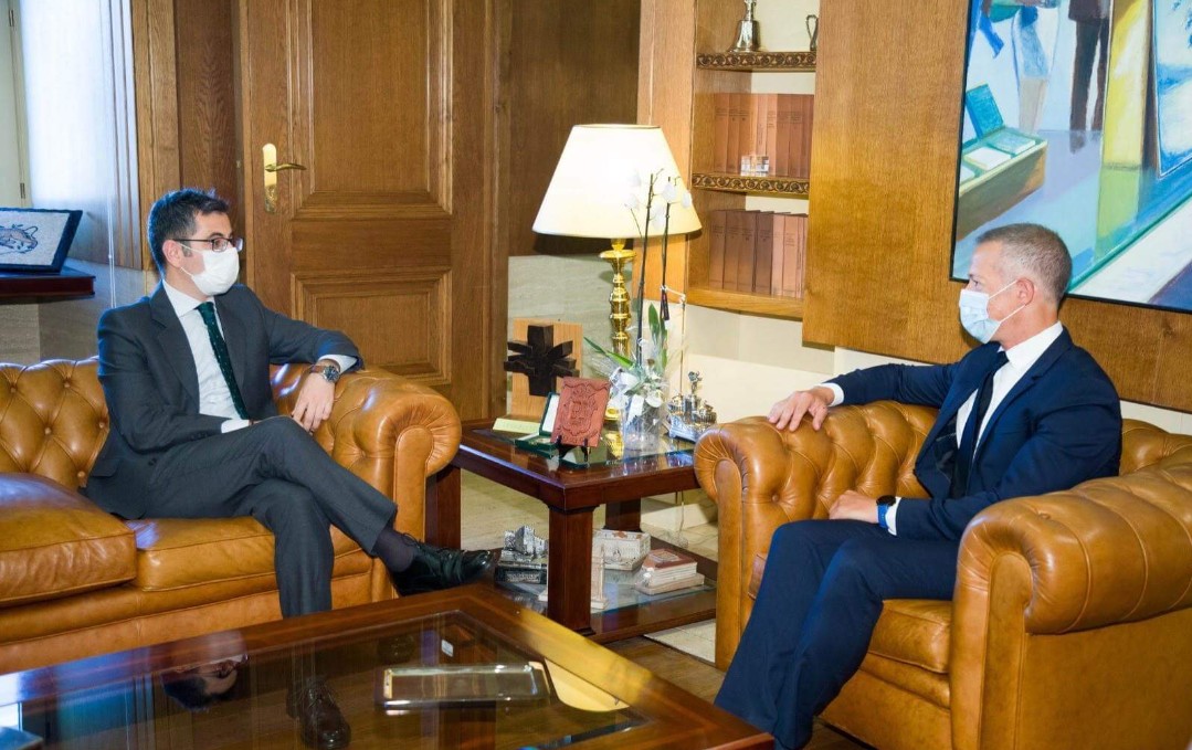 وزير الرئاسة الإسبانية يلتقي رئيس مجلس الشيوخ