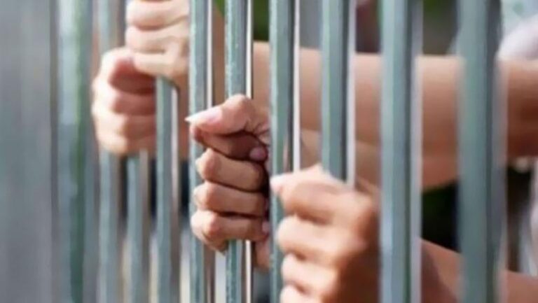 ضبط عصابة بالقاهرة تخصصت في سرقة محطات تقوية شبكات الهواتف المحمولة