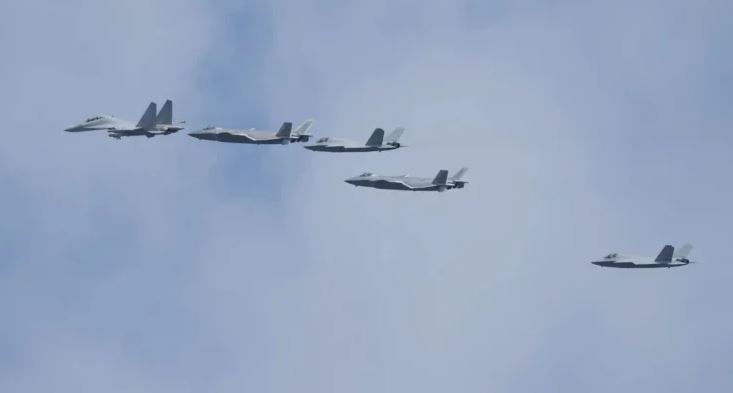 طائرة J-35A تحلق في تشكيل مع طائرة J-16D وطائرة J-20 عبر X