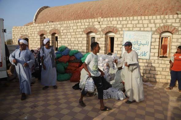 الزراعة تدفع بقافلة مساعدات عاجلة إلى قرية كلابشة بأسوان