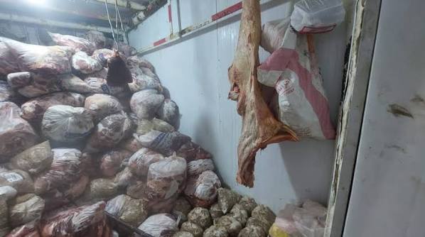 ضبط 20 طن لحوم مجهولة المصدر داخل ثلاجة في الخانكة