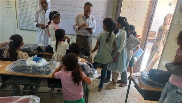 محافظ جنوب سيناء يوجه بتوزيع مستلزمات مدرسية على طلاب الوديان والتجمعات البدوية