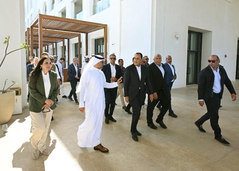 مدبولي يتفقد مشروعات «مدن القابضة» في رأس الحكمة استعدادًا لافتتاح فندق بورتالونا