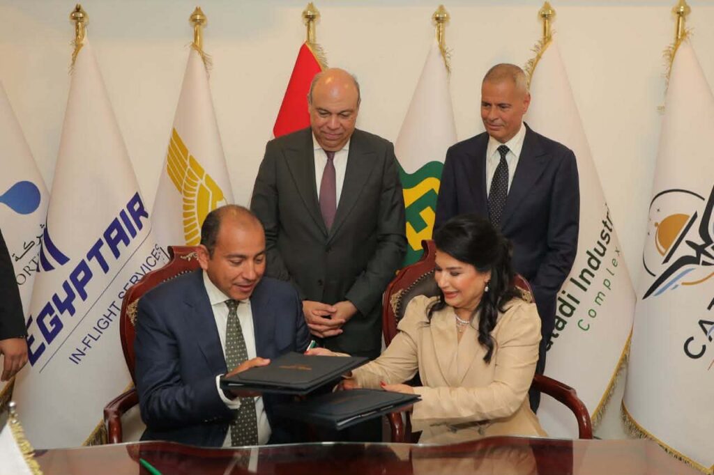 وزير الطيران يشهد توقيع بروتوكول لتطوير فندق الترانزيت بمبنى الركاب رقم 3 بمطار القاهرة