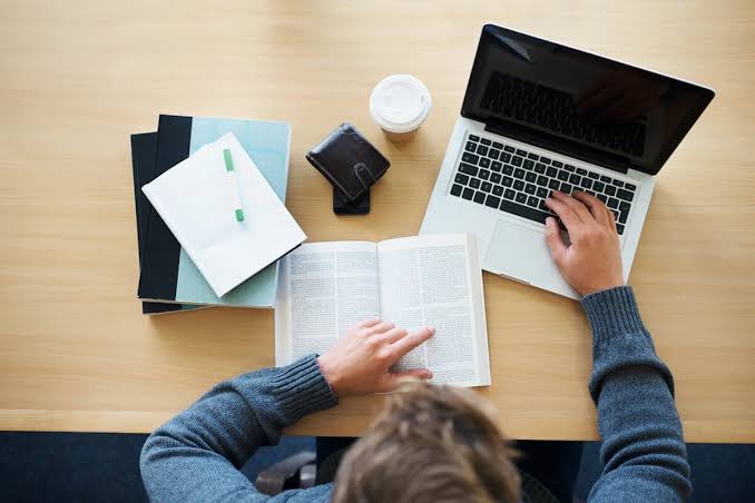 كيف تختار لابتوب مناسب للدراسة والعمل؟ دليل للمواصفات التي تستحق الدفع