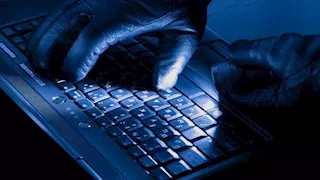 السب والقذف عبر مواقع التواصل: ما الفرق بين النقد والإساءة القانونية؟