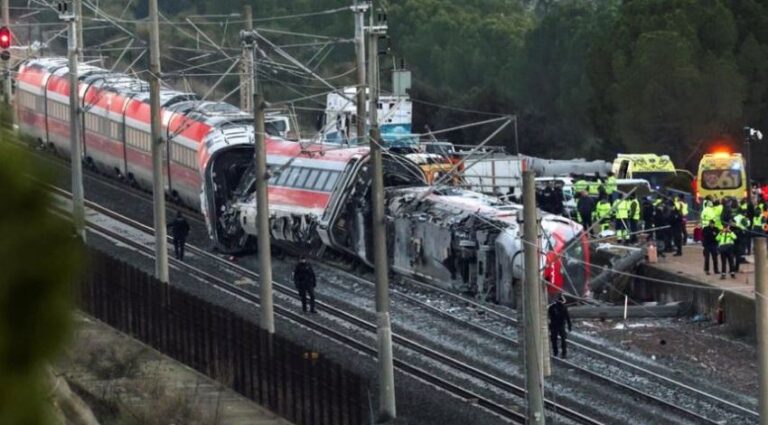 مصر تعزي إسبانيا في ضحايا تصادم قطارين فائقي السرعة أودى بحياة 64 شخصًا
