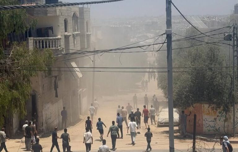 غارات إسرائيلية تستهدف 4 منازل قرب «الخط الأصفر» شرقي غزة
