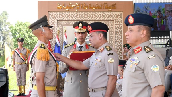 وزير الدفاع يشهد تخريج الدفعة 170 من كلية الضباط الاحتياط